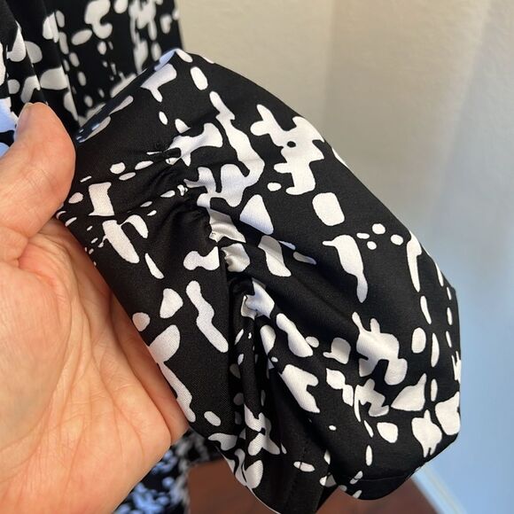 Women's George 3/4 Sleeve Black & White Abstract Patterned V-Neck Blouse - 2X - Picture 3 of 6